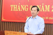 Chủ tịch Ủy ban nhân dân tỉnh Quảng Ngãi Đặng Văn Minh phát biểu tại phiên họp. 