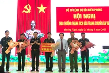 Lãnh đạo Bộ đội Biên phòng và Ủy ban nhân dân tỉnh Quảng Ngãi trao số tiền thưởng 50 triệu đồng cho các đơn vị tham gia chuyên án VBT6. 
