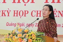 Bí thư Tỉnh ủy, Chủ tịch Hội đồng nhân dân tỉnh Quảng Ngãi Bùi Thị Quỳnh Vân phát biểu tại kỳ họp.