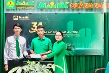 Bí thư Chi bộ và Công đoàn Công ty Mai Linh Quảng Ngãi tuyên dương, khen thưởng tài xế Đặng Văn Nghiêm. (Ảnh: Công ty Mai Linh Quảng Ngãi cung cấp). 
