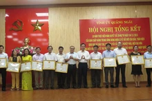 Trao Bằng khen của Ủy ban nhân dân tỉnh Quảng Ngãi cho các tập thể có thành tích xuất sắc trong việc thực hiện Nghị quyết 29-NQ/TW. 