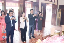 Lãnh đạo tỉnh Quảng Ngãi thành kính dâng hương bày tỏ lòng kính trọng và biết ơn sâu sắc công lao to lớn của Thủ tướng Phạm Văn Đồng. 