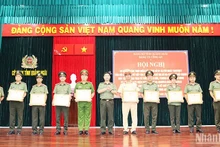Lãnh đạo Công an tỉnh Quảng Ngãi trao tặng Giấy khen cho các tập thể và cá nhân có thành tích về học tập và làm theo tư tưởng, đạo đức, phong cách Hồ Chí Minh, giai đoạn 2021-2203. 