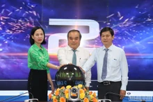 Lãnh đạo tỉnh Quảng Ngãi và các sở, ngành thực hiện nghi thức phát động phong trào chuyển đổi số . 