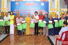 Hành trình lan tỏa tin yêu lần thứ 16 trao tặng quà cho các hộ nghèo ở huyện Tư Nghĩa (Quảng Ngãi). 