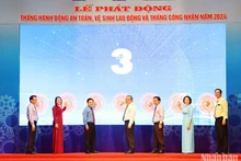 Lãnh đạo tỉnh Quảng Ngãi cùng các sở, ngành và đại diện doanh nghiệp thực hiện nghi thức phát động Tháng hành động về an toàn, vệ sinh lao động và Tháng Công nhân năm 2024. 