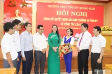 Bí thư Tỉnh ủy Quảng Ngãi Bùi Thị Quỳnh Vân trò chuyện với cán bộ trẻ ở tỉnh về xã công tác.