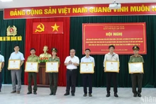Trao tặng Bằng khen của Ủy ban nhân dân tỉnh Quảng Ngãi cho các tập thể và cá nhân, đã có thành tích xuất sắc trong công tác xây dựng phong trào toàn dân bảo vệ an ninh Tổ quốc, giai đoạn 2018-2023. 