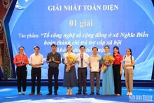 Lãnh đạo Sở Thông tin và Truyền thông tỉnh Quảng Ngãi trao giải Nhất toàn diện cho Tổ công nghệ số cộng đồng xã Nghĩa Điền (huyện Tư Nghĩa).