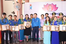 Lãnh đạo Ban Tuyên giáo Tỉnh ủy Quảng Ngãi và Tỉnh đoàn Quảng Ngãi trao Bằng khen tuyên dương các gương thanh niên tiên tiến làm theo lời Bác. 