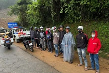 Lực lượng Cảnh sát giao thông Công an tỉnh Quảng Ngãi xử lý các đối tượng gây mất trật tự an toàn giao thông trên Quốc lộ 24 đoạn qua địa phận xã Ba Tiêu, huyện Ba Tơ.