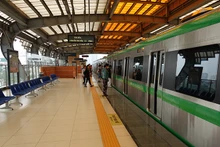 Sử dụng phương tiện vận tải hành khách công cộng bằng tàu điện góp phần giảm thiểu ô nhiễm môi trường. Ảnh | MẠNH TRƯỜNG 