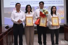 Ông Phùng Phú Phong, GIám đốc Sở Xây dựng Đà Nẵng trao giải Nhất cuộc thi cho nhóm sinh viên trường Đại học Bách Khoa - Đại học Đà Nẵng. (Ảnh: ÁNH ĐÀO)