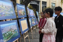 Triển lãm thu hút đông đảo học sinh Đà Nẵng đến tham quan, tìm hiểu về văn hóa di sản Hải Phòng qua hình ảnh. (Ảnh: ANH ĐÀO)