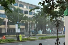 Mưa lớn gây ngập cục bộ tại nhiều tuyến đường, lực lượng chức năng tiến hành giăng dây cảnh báo người dân, phương tiện không lưu thông. (Ảnh: Công an thành phố Đà Nẵng cung cấp)