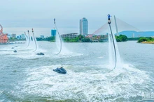Gần 20 vận động viên, nghệ sĩ đang miệt mài luyện tập thể thao mạo hiểm Jetski & Flyboards trên sông Hàn Đà Nẵng. (Ảnh AD)