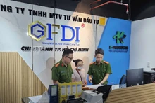 Lực lượng chức năng khám xét trụ sở của Công ty GFDI tại Thành phố Hồ Chí Minh. (Ảnh: Công an thành phố Đà Nẵng cung cấp)