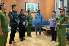 Cơ quan điều tra đọc lệnh tống đạt quyết định khởi tố vụ án, khởi tố bị can và bắt tạm giam đối với Huỳnh Thị Thanh H. (Ảnh: Công an cung cấp)