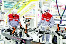 Công nhân sản xuất tại Nhà máy sản xuất Ô-tô Thành Công Việt Hưng, thành phố Hạ Long, tỉnh Quảng Ninh. (Ảnh: QUANG THỌ).