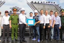 Chủ tịch Ủy ban nhân dân thành phố Đà Nẵng Lê Trung Chinh kiểm tra, động viên các lực lượng đang làm nhiệm vụ tại khu vực khán đài và sân khấu chính của DIFF 2024. (Ảnh: AD)