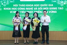 Ban tổ chức tặng hoa cảm ơn các diễn giả trình bày tham luận chính tại hội thảo. (Ảnh: ANH ĐÀO)
