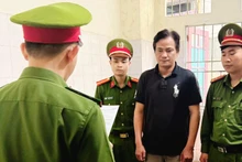 Cơ quan điều tra đã tống đạt quyết định khởi tố vụ án, khởi tố bị can và thực hiện lệnh bắt tạm giam đối với Nguyễn Mai Hà. (Ảnh: Công an cung cấp)