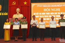 Phó Chủ tịch Ủy ban nhân dân thành phố Đà Nẵng Trần Chí Cường trao tặng bằng khen của Chủ tịch thành phố Đà Nẵng cho các tập thể, cá nhân có thành tích xuất sắc trong thực hiện Chỉ thị số 01.