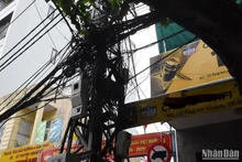 4 tuyến phố trung tâm thành phố Đà Nẵng sẽ được cải tạo, chỉnh trang. Trong ảnh là hệ thống điện trên đường Ông Ích Khiêm chụp sáng ngày 30/3. (Ảnh: ANH ĐÀO)