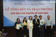 Phó chủ tịch Ủy ban nhân dân thành phố Đà Nẵng trao giải Nhất Giải Báo chí “Tuyên truyền về Chuyển đổi số của thành phố Đà Nẵng”cho tác giả và nhóm tác giả xuất sắc đạt giải. (Ảnh: ANH ĐÀO)