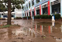 Bùn ngập sân trường và nhiều phòng học tầng 1 của Trường Tiểu học Hồng Quang,