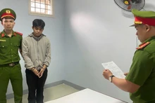 Cơ quan Cảnh sát điều tra Công an thành phố Đà Nẵng tống đạt các quyết định đối với Nguyễn Tài. (Ảnh: Công an cung cấp)