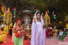 Lễ rước tôn tượng và hóa trang Đức Bồ tát Quán Thế Âm trong chính lễ của Lễ hội Quán Thế Âm Ngũ Hành Sơn năm 2024. (Ảnh: ANH ĐÀO)