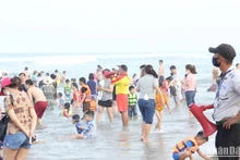 Lực lượng chức năng thành phố Đà Nẵng khuyến cáo người dân bảo vệ tài sản khi tắm biển. (Ảnh: ANH ĐÀO)