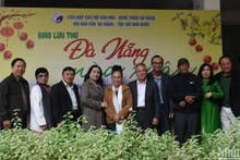Các văn nghệ sĩ Đà Nẵng chụp ảnh lưu niệm chiều ngày 11/3 tại Ngày thơ Nguyên tiêu Ất Tỵ 2025 “Đà Nẵng mùa xuân”. (Ảnh: ANH ĐÀO)