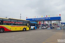 Lượng xe khách xuất bến tăng mạnh, theo ước tính, khách tăng đến 80%. (Ảnh ANH ĐÀO)