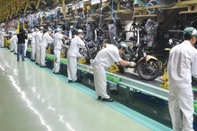 Dây chuyền lắp ráp xe máy của Công ty Honda tại Khu công nghiệp Đồng Văn II.