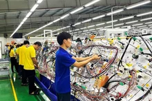 Công nhân tại Cụm công nghiệp Hà Dương trong ca sản xuất
