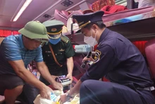 Phối hợp kiểm tra hàng hóa trên phương tiện nhập cảnh qua cửa khẩu.