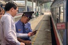 Nhân viên tàu TN5 đón khách tại ga Hà Nội