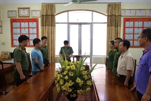 Cơ quan điều tra Công an tỉnh Lạng Sơn ra Lệnh giữ người trong trường hợp khẩn cấp đối với đối tượng Lê Việt Hùng về hành vi Cưỡng đoạt tài sản. (Ảnh do Công an tỉnh Lạng Sơn cung cấp) 