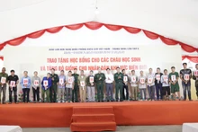 Lãnh đạo Bộ Tư lệnh Bộ đội Biên phòng, lãnh đạo Bộ Chỉ huy Bộ đội Biên phòng Lạng Sơn và lãnh đạo huyện Cao Lộc tặng bò giống cho các hộ dân có hoàn cảnh khó khăn nơi biên giới.