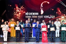 Tổng Bí thư Tô Lâm trao Biểu trưng; đồng chí Nguyễn Trọng Nghĩa, Ủy viên Bộ Chính trị, Bí thư Trung ương Đảng, Trưởng Ban Tuyên giáo Trung ương trao Giấy chứng nhận tôn vinh các điển hình tiêu biểu toàn quốc trong học tập và làm theo tư tưởng, đạo đức, phong cách Hồ Chí Minh. 
