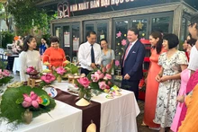 Đại sứ Mỹ tại Việt Nam Marc Knapper và các đại biểu tham quan các gian hàng ẩm thực tại Ngày hội (Ảnh: KIM LĨNH)