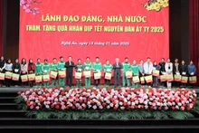 Đồng chí Đỗ Văn Chiến, Ủy viên Bộ Chính trị, Bí thư Trung ương Đảng, Chủ tịch Ủy ban Trung ương Mặt trận Tổ quốc Việt Nam và Bí thư Tỉnh ủy Nghệ An Nguyễn Đức Trung trao quà Tết cho công nhân, người lao động.