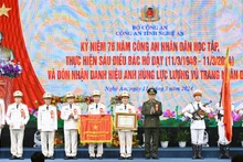 Thừa ủy quyền của Chủ tịch nước, Đại tướng Tô Lâm, Ủy viên Bộ Chính trị, Bộ trưởng Công an trao tặng danh hiệu Anh hùng Lực lượng vũ trang nhân dân cho Công an tỉnh Nghệ An.
