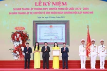 Đồng chí Nguyễn Xuân Thắng - Ủy viên Bộ Chính trị, Giám đốc Học viện Chính trị Quốc gia Hồ Chí Minh, Chủ tịch Hội đồng Lý luận Trung ương trao Huân chương Độc lập hạng Nhì của Chủ tịch nước tặng Trường THPT chuyên Phan Bội Châu.