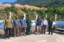 Bồn chứa nước được trao tận tay cho các hộ dân.