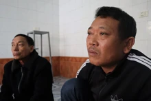 Ông Lê Văn Thân (bố thuyền viên Lê Tuấn Anh) thất thần ngóng chờ tin con.