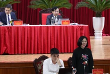 Bà Lê Thị Hoài Chung, Giám đốc Sở Y tế tỉnh Nghệ An trả lời chất vấn các đại biểu.