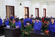 Các bị cáo trong đường dây ma túy tại phiên tòa.